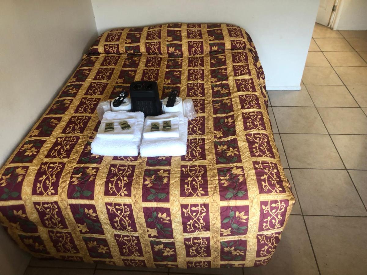Spring Valley  Crown Inn & Suites المظهر الخارجي الصورة