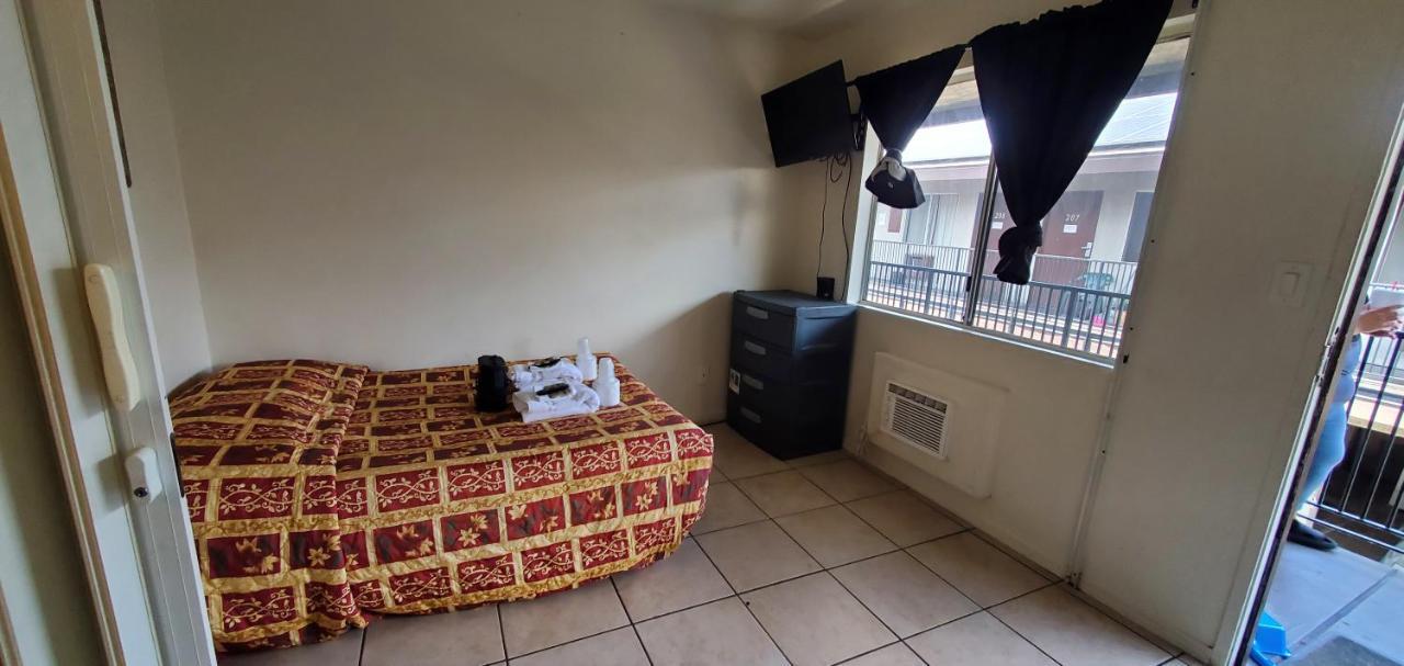 Spring Valley  Crown Inn & Suites المظهر الخارجي الصورة