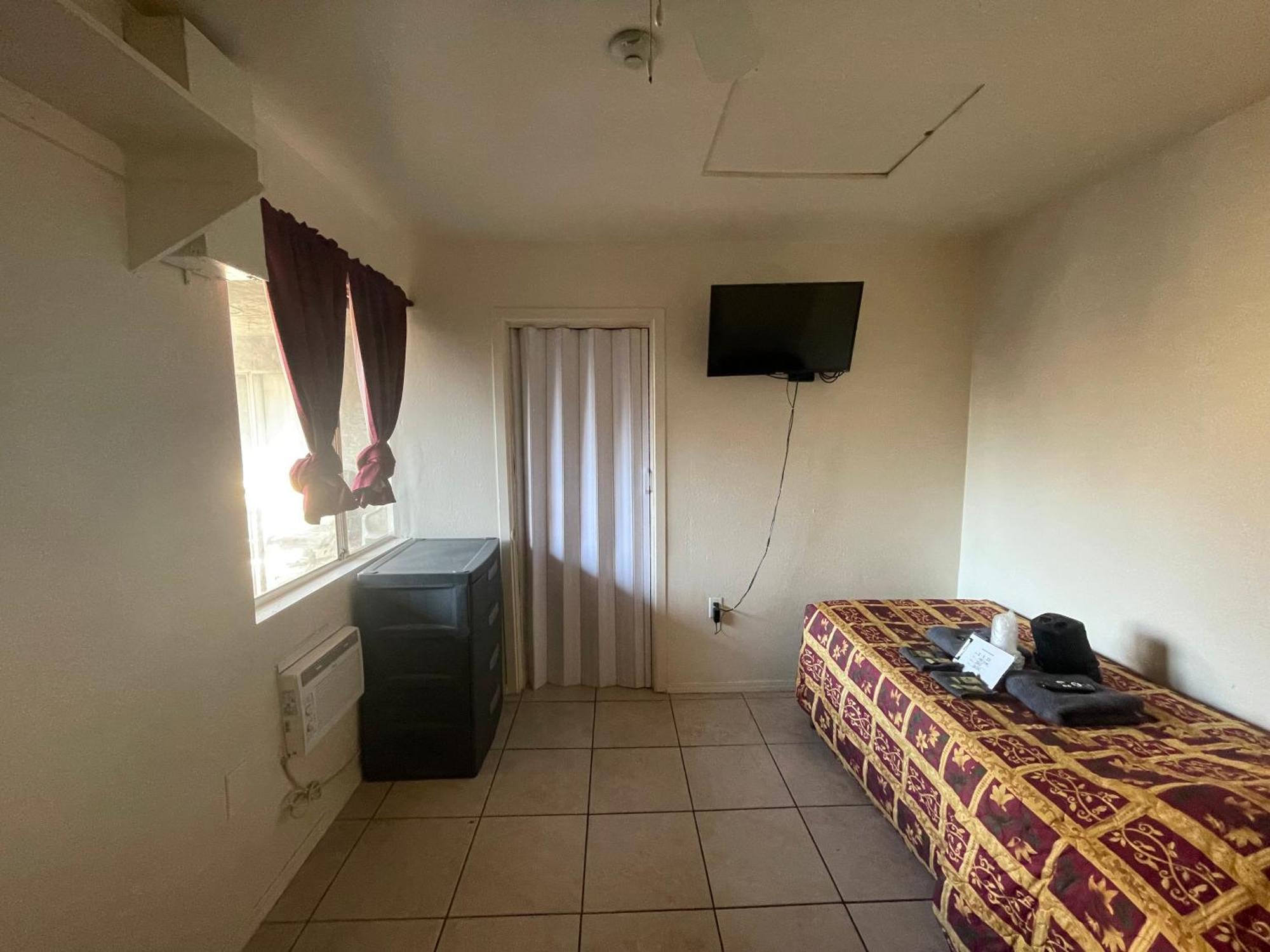 Spring Valley  Crown Inn & Suites المظهر الخارجي الصورة