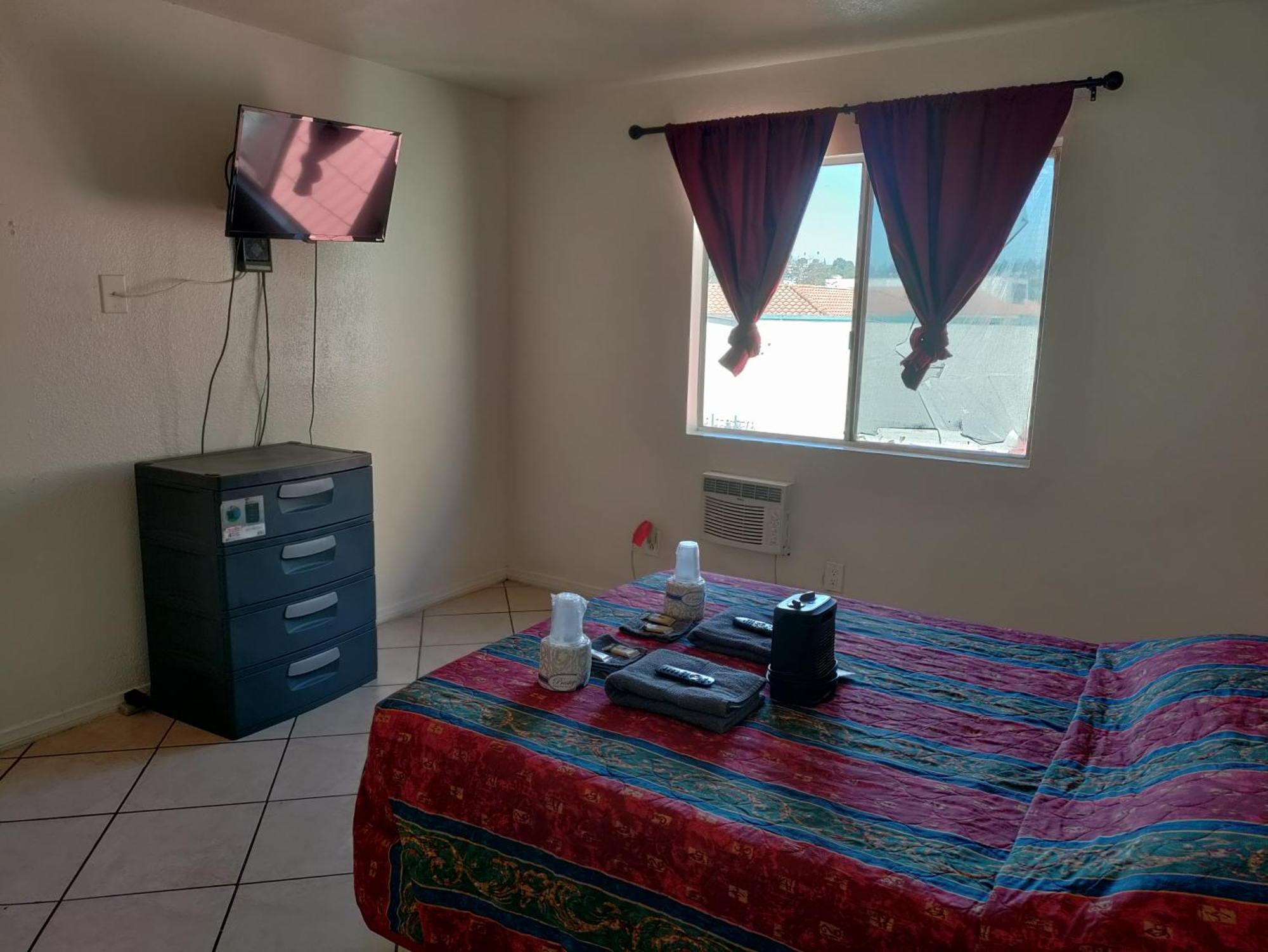 Spring Valley  Crown Inn & Suites المظهر الخارجي الصورة